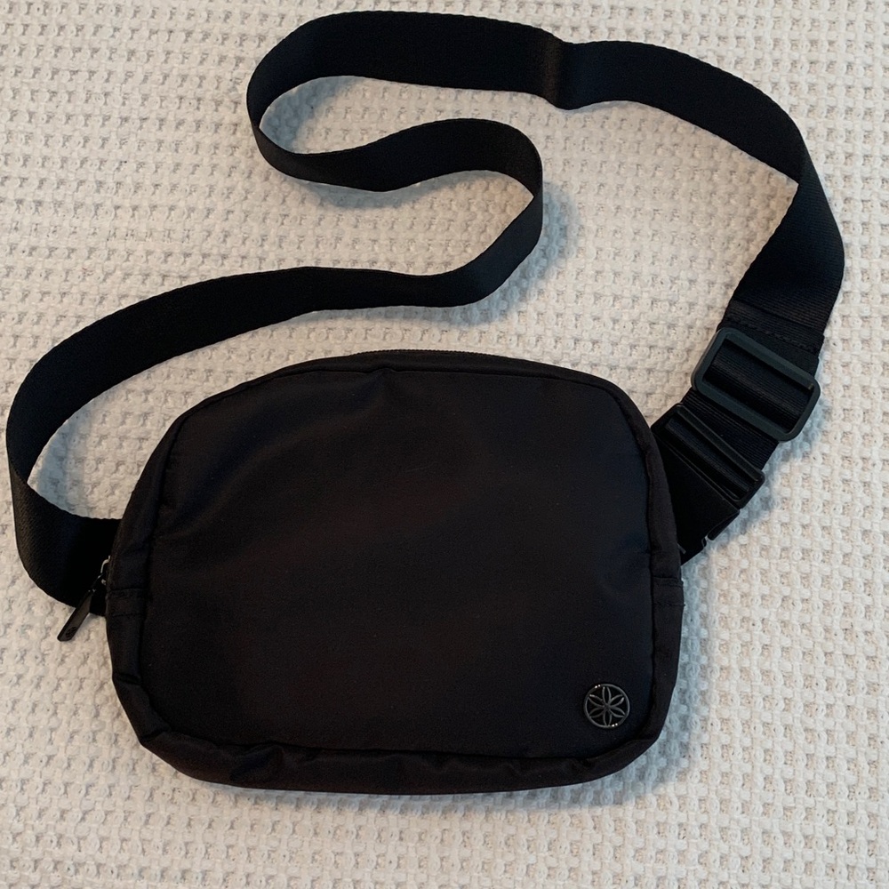 GAIAM Black Belt Bag Fanny Pack Everyday Carry Athletic Travel Workout bag